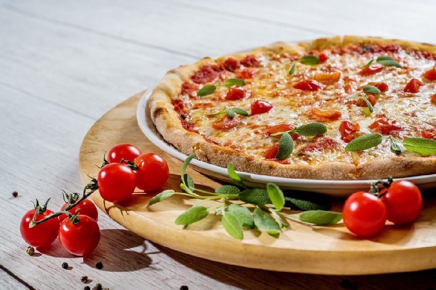 Leckere Steinofenpizza frisch aus dem Steinofen wie bei der Pizzeria Azzuro mit Lieferservice in Beckum.